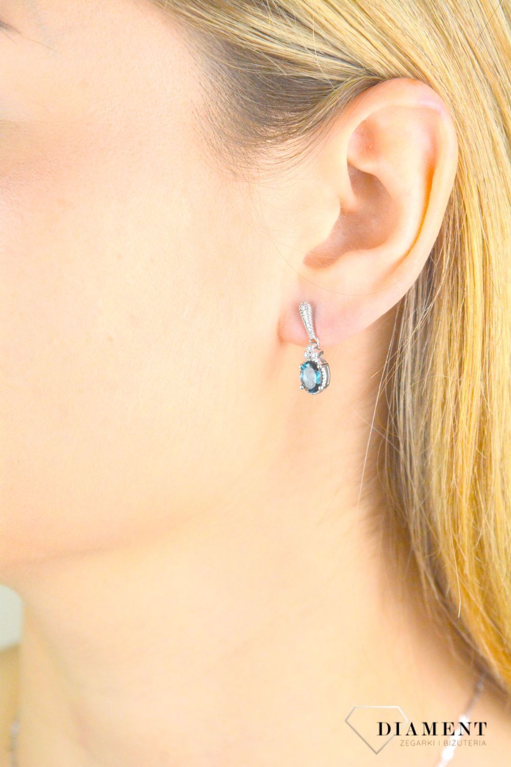 Kolczyki  złote DIAMENT wiszące wkrętki z topazem ZE 4634 LBT. Kolczyki wykonane z białego złota wysokiej jakości próby 585. Kolczyki z brylantem..jpg